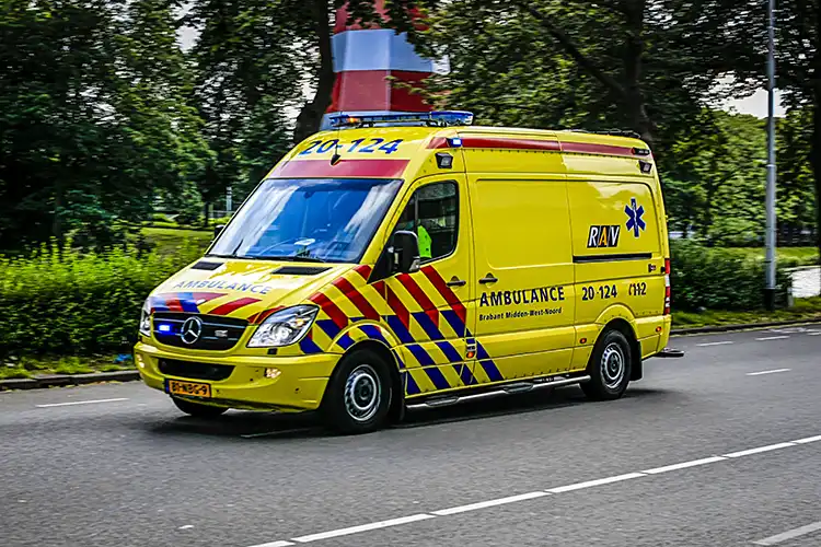 Ambulance met grote spoed naar Alexandrine Tinneplein in Leiden