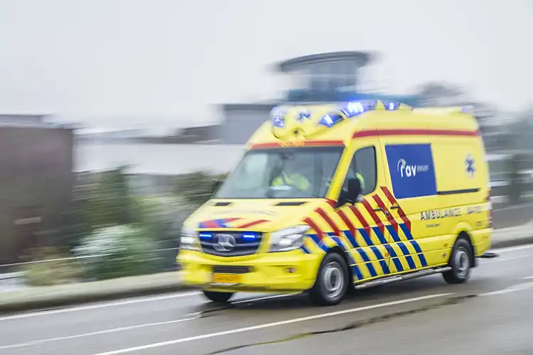 Ambulance met grote spoed naar Graaf Willem II straat in Den Helder