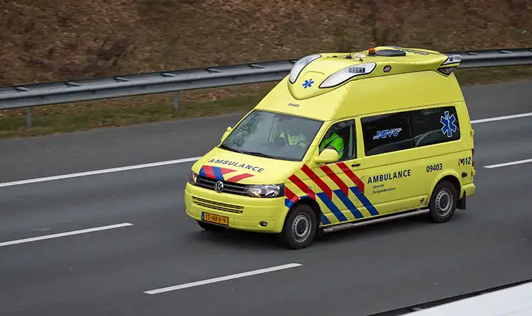 Ambulance met grote spoed naar Simon Smitweg in Leiderdorp