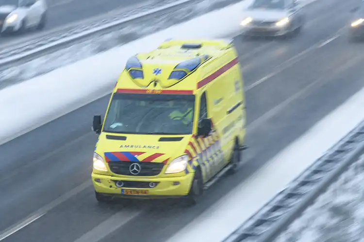 Ambulance met grote spoed naar Aart van der Leeuwkade in Voorburg