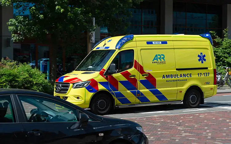 Ambulance met grote spoed naar Escamplaan in 's-Gravenhage