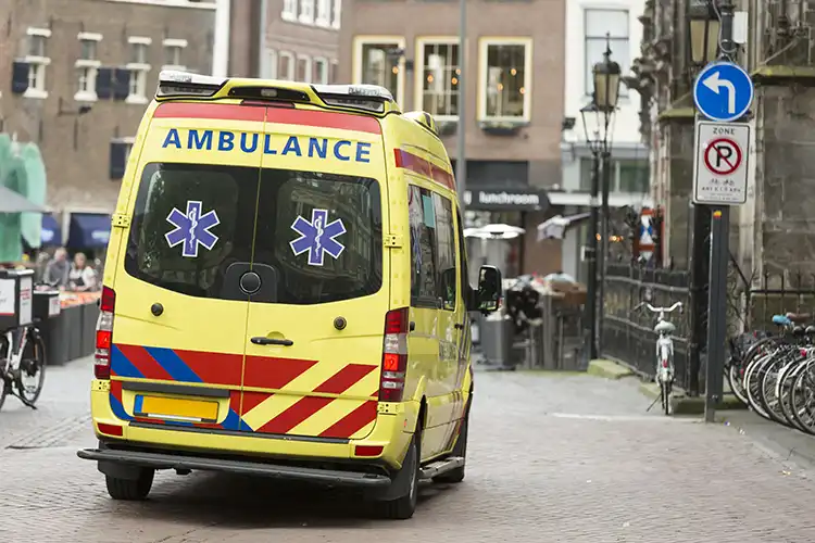 Hulpdiensten met grote spoed naar Cordell Hullplaats in Rotterdam