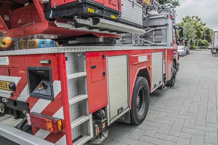 Hulpdiensten met grote spoed naar Patersweg in Dordrecht vanwege gebouwbrand