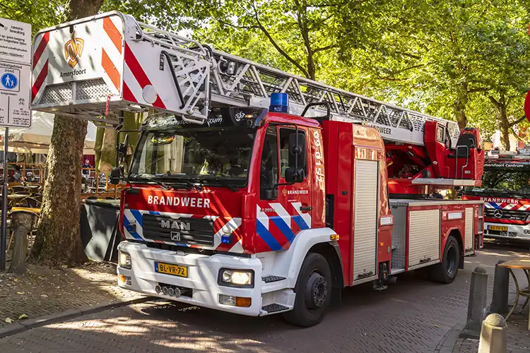 Brandweer met grote spoed naar Fokje Peper-Posmaweg in Finsterwolde vanwege gebouwbrand