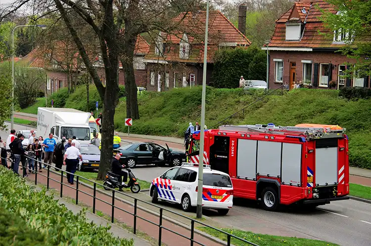 Hulpdiensten met grote spoed naar Goudenregenstraat in 's-Gravenhage vanwege aanrijding met letsel