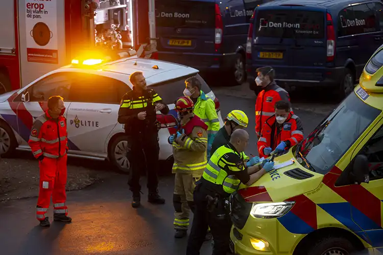 Hulpdiensten met grote spoed naar Havenkade in Almelo vanwege personen te water