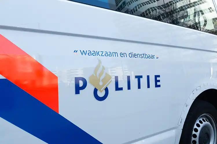 Politie met grote spoed naar Banneplein in Amsterdam vanwege ongeval met letsel