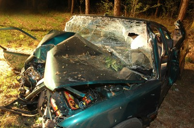 Vrouw overlijdt na steen door voorruit