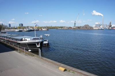 Amsterdam, in het water van de Neptunushaven