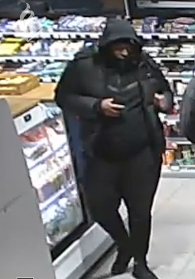Niet jouw bankpas - wie herkent deze pinnende man - Amsterdam