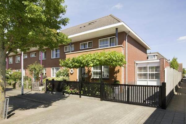 Woning Faustlaan 1+oprit Nieuw-Vennep
