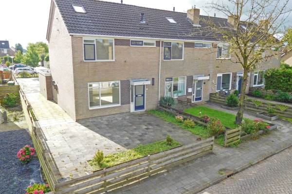 Woning Stjûrmanstún 9 Hallum