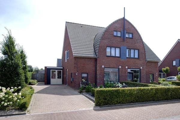Woning Eikenlaan 11a Uithuizermeeden