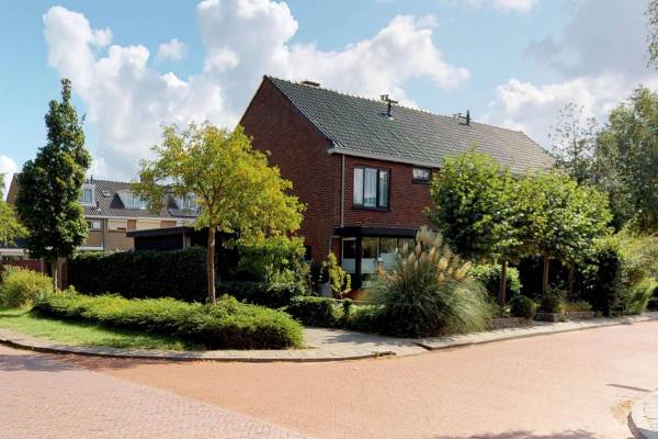 Woning Walraven van Hallstraat 1 Heemskerk