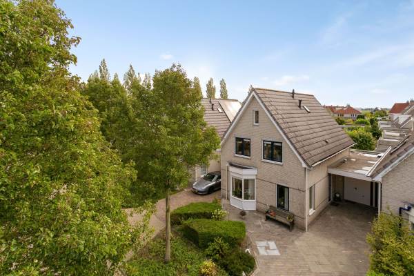 Woning Stoop van straat 21 Strijen