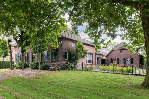 Woning Dorpsplein 2 Est