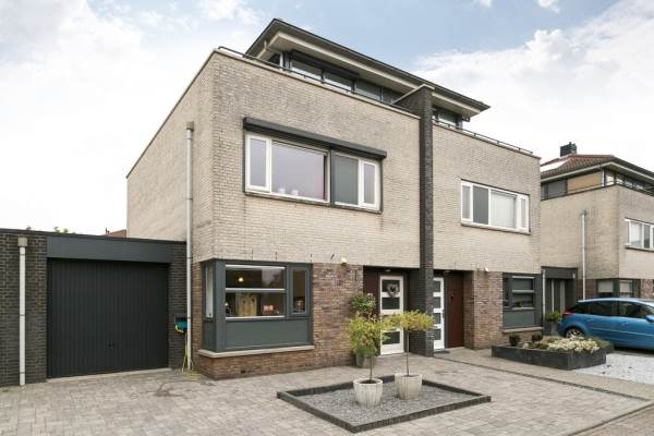 Woning W.j. van der Hooftstraat 45 METEREN