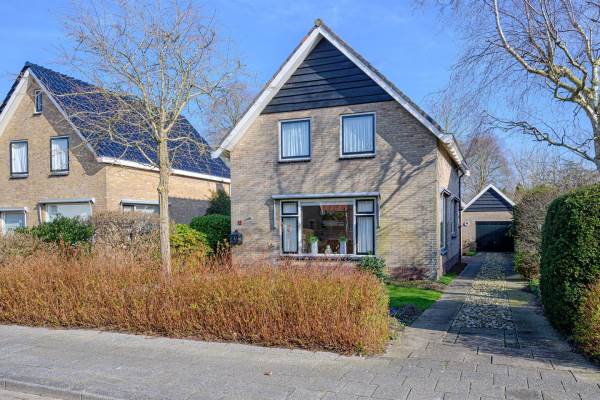 Woning Burg. Burgerstraat 12 Warmenhuizen