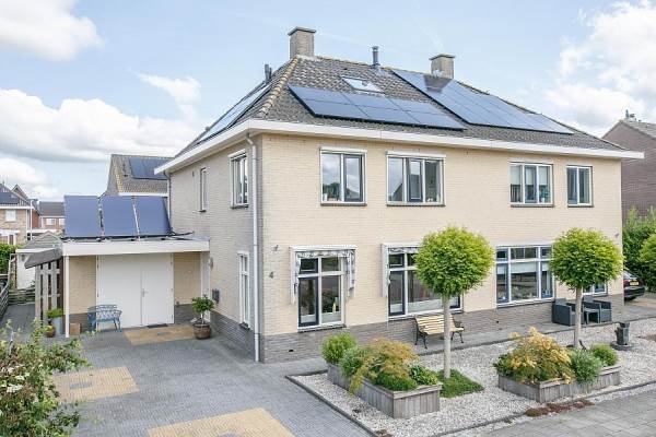 Woning Burg. Roegestraat 4 Wanneperveen