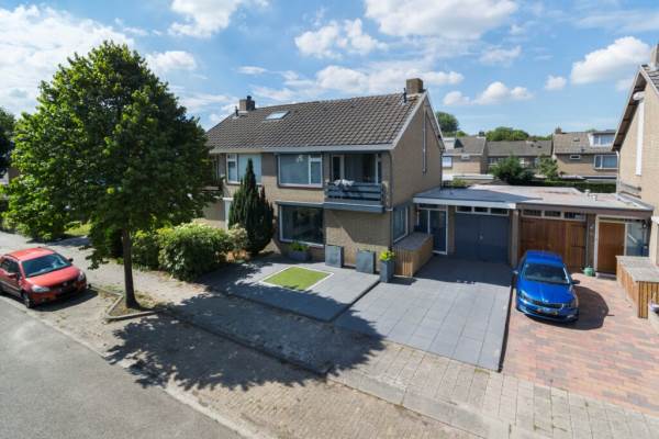 Woning Van de Woestijnelaan 27 Roosendaal