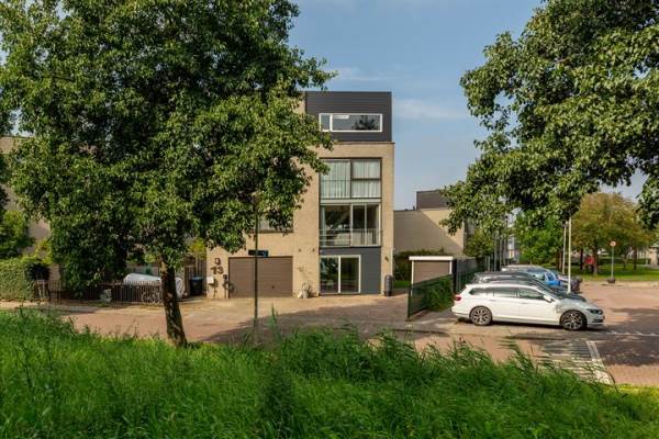 Woning Jadelaan 15 Rhoon