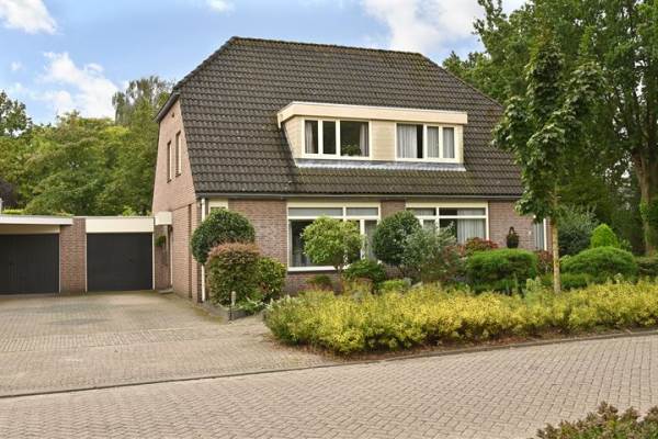 Woning Esdoornlaan 4 Halsteren