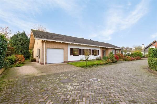Woning Van der Duyn van Maasdamlaan 4 Maasdam