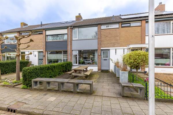 Woning Burgemeester van der Bruggelaan 10 Giessenburg