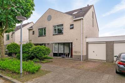 Woning Esdoornplantsoen 106 Almere