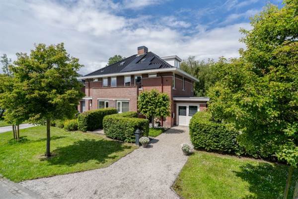 Woning Hoevelaan 10 Monster