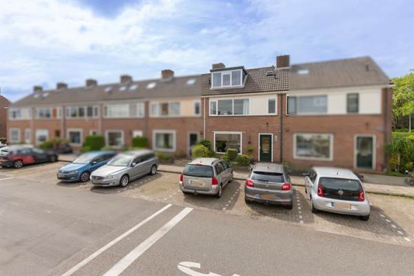 Woning Middenweg 4 Roelofarendsveen