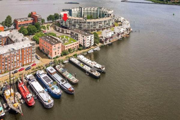 Woning Venetiëhof 213 Amsterdam