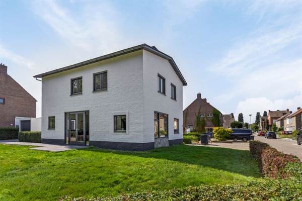 Woning Burg. Hoenstraat 6 Born