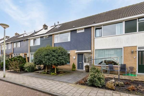 Woning Piet van der Veldenstraat 21 Roelofarendsveen