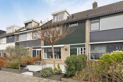 Woning Piet van der Veldenstraat 8 Roelofarendsveen