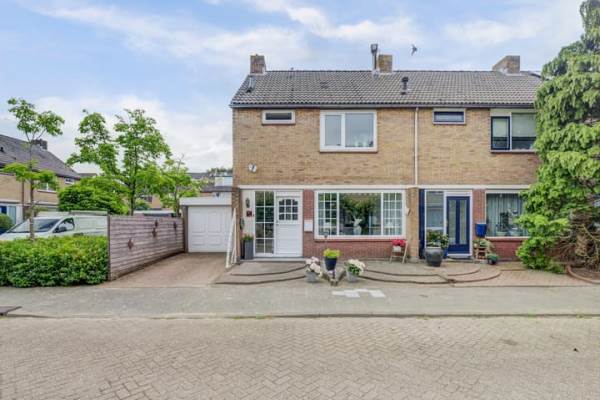 Woning Magnoliastraat 28 Puttershoek
