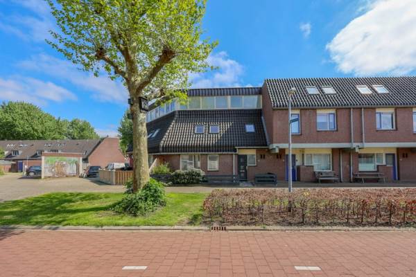 Woning Middenhof 97 Almere