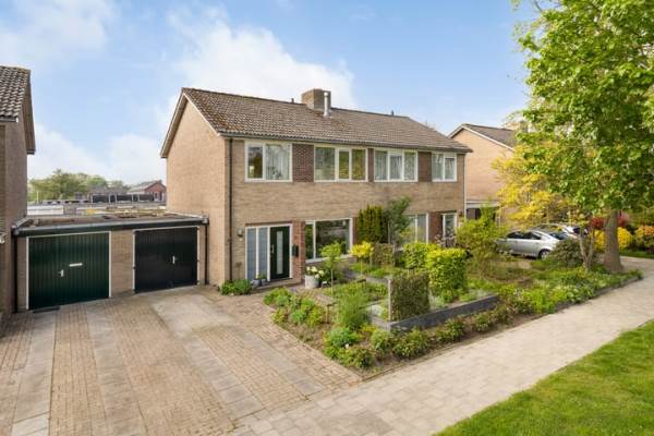 Woning J F Kennedylaan 17 Uithuizen