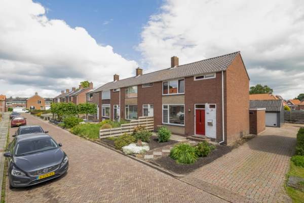 Woning Burgemeester van Bakkeneslaan 26 Oude Pekela