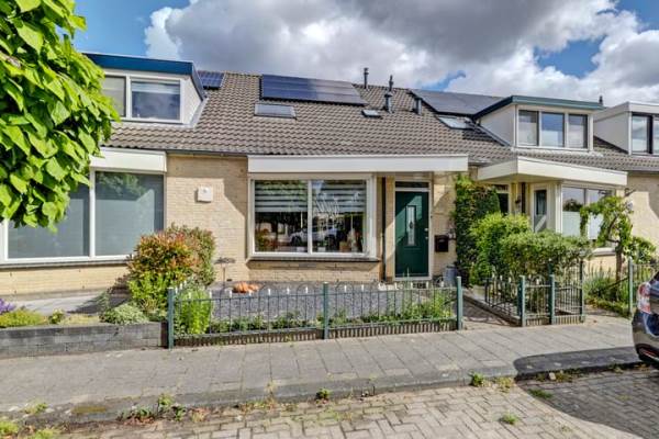 Woning Theo Mann-Bouwmeesterstraat 27 Spijkenisse