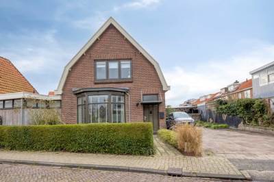 Woning Burg. Burgerstraat 5 Warmenhuizen