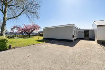 Woning Mr. W.M. Oppedijk van Veenweg 12 Burgum