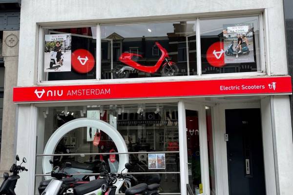 Winkelruimte Van Baerlestraat 108 Amsterdam