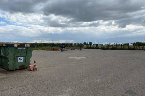 Verhard buitenterrein Papeweg 1c Oud-Beijerland