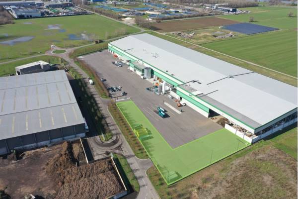 Verhard buitenterrein Roelofshoeveweg 28 Duiven