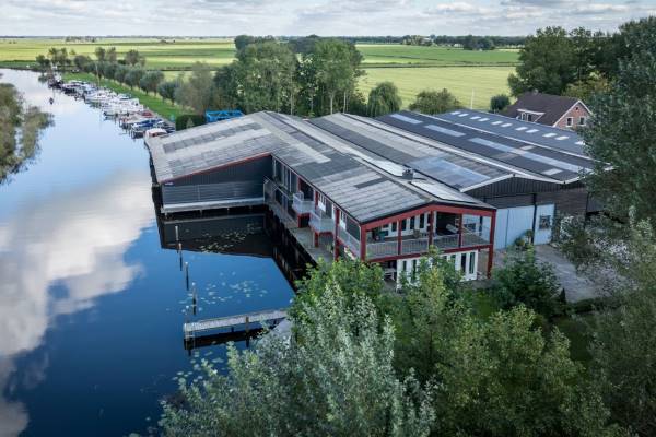 Bedrijfsruimte Burgemeester van der Veenweg 28 Ossenzijl