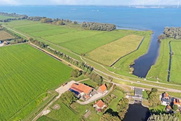 Agrarisch bedrijf Oostdijk 24 26 Willemstad