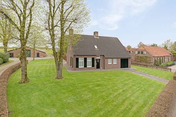 Agrarisch bedrijf Breestraat 5 Hoogeloon