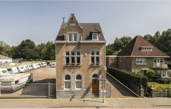 Bedrijfsruimte Burg. Slanghenstraat 11 Hoensbroek