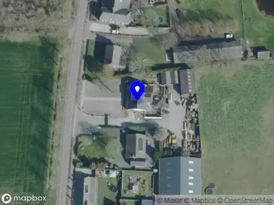 Lonneke knipt en verft